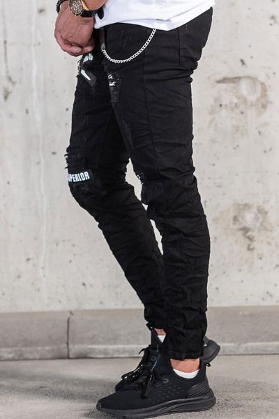mustata streetwear farkut tekstiprintillä rikotulla pinnalla ja ketjulla