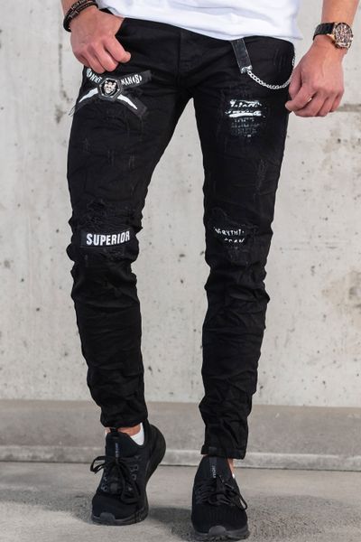 mustata streetwear farkut tekstiprintillä rikotulla pinnalla ja ketjulla