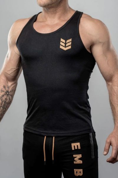 miesten musta treeni hihaton kultaisella brodeerauksella slim fit