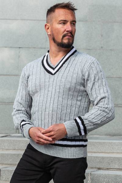 Harmaa V-kaula-aukollinen neule JERONE