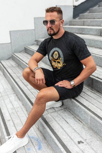 Lion musta printtipaita kultafoililla JERONE